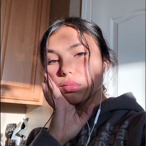 Meet your Posher, Valeria